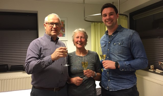André ter Braak, Elfriede Gosselink en Bas Bruinewoud toosten op een succesvolle voortzetting van de praktijk. Foto: PR