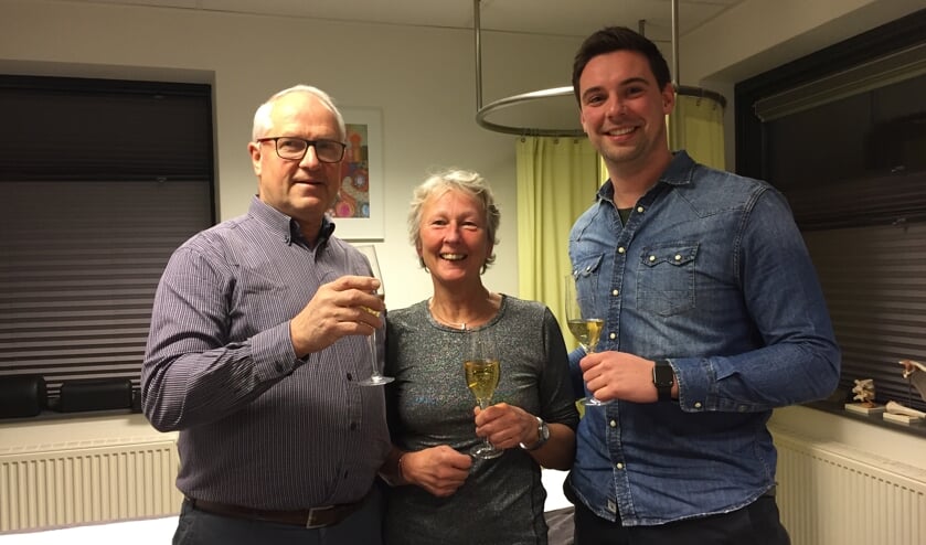André ter Braak, Elfriede Gosselink en Bas Bruinewoud toosten op een succesvolle voortzetting van de praktijk. Foto: PR