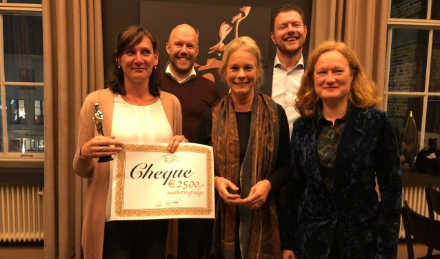 Melinda Stroeve (l) met de jury van de Zutphen Event Academy, v.l.n.r: Mark Schuitemaker, Annemieke Vermeulen, Martijn Droog, Lisette Lagerweij. Foto: PR