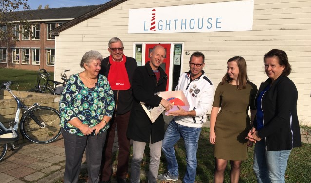 V.l.n.r. Elly Hissink, raadslid Harrij Hissink, raadslid Jasper Bloem, Hans van Noort (voorzitter Ligthouse), Margreet van Asselt - Klop en raadslid Marjolijn Moester. Foto: PR