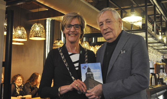 Ferry Broshuis en burgemeester Annette Bronsvoort met het eerste exemplaar van 'Torenwachterstaal'. Foto: Nick Oostendorp