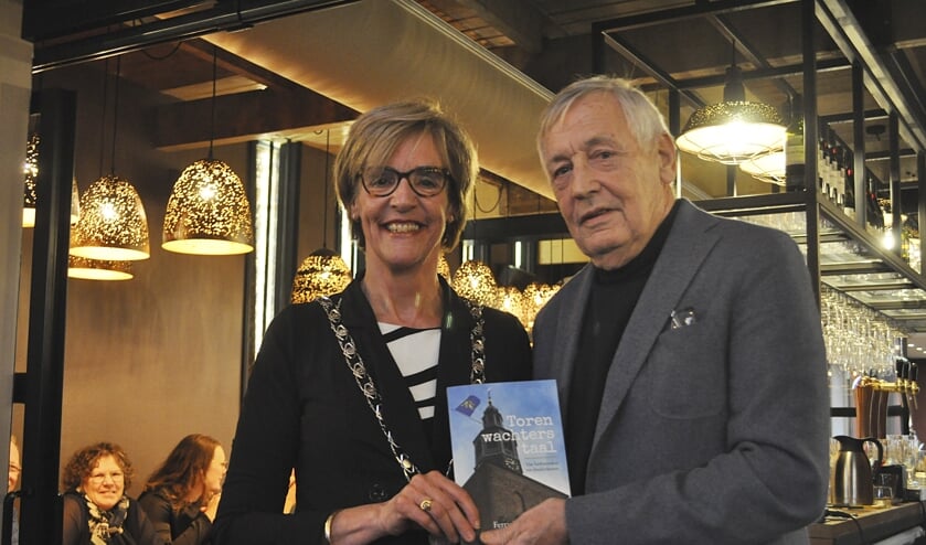 Ferry Broshuis en burgemeester Annette Bronsvoort met het eerste exemplaar van 'Torenwachterstaal'. Foto: Nick Oostendorp