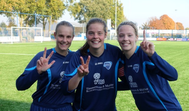 Vlnr de doelpuntenmakers Marina Dielen, Loes en Eefke Oonk. Foto: PR FC Trias