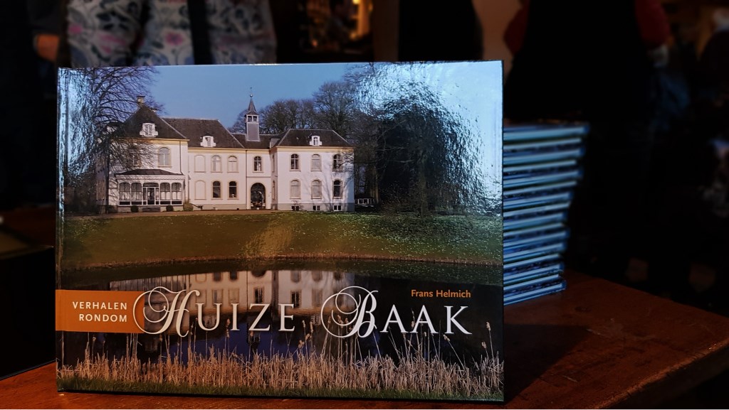 Het rijk geïllustreerde boek 'Verhalen rondom Huize Baak' van Frans Helmich is onder andere bij het Wapen van Baak te koop. Foto: Alice Rouwhorst