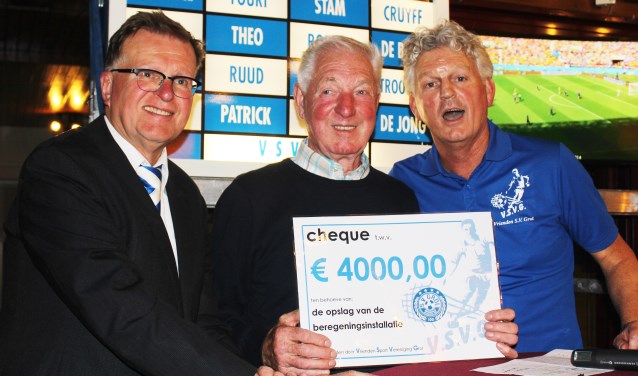 De VSVG overhandigt een delegatie van S.V. Grol een forse cheque. Foto: PR