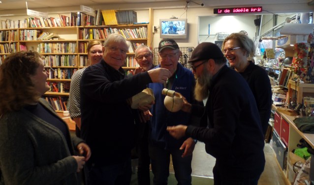 Trots toont Henk Vaags de donatie van Vordens Belang met v.l.n.r.: Tineke Vos, Riske Legtenberg, Evert Blaauw, Jan Memelink, Harry Jansen en Ingrid Weeke-Keizer. Foto: Jan Hendriksen
