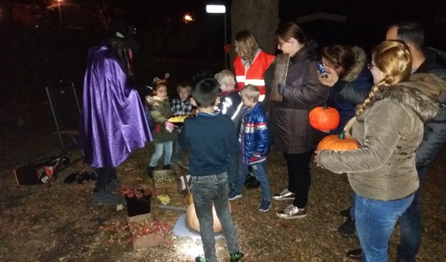 Een beeld van een thema-stop tijdens de Halloweentocht. Foto: Theo Huijskes