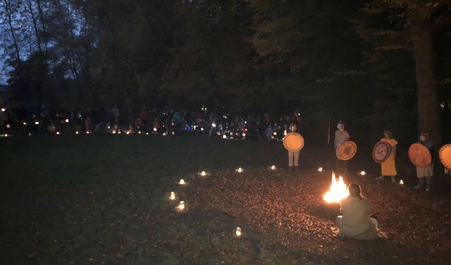 De kinderen van de Esch en Het Peuterhuis vieren Sint Maarten. Foto: Verona Westera