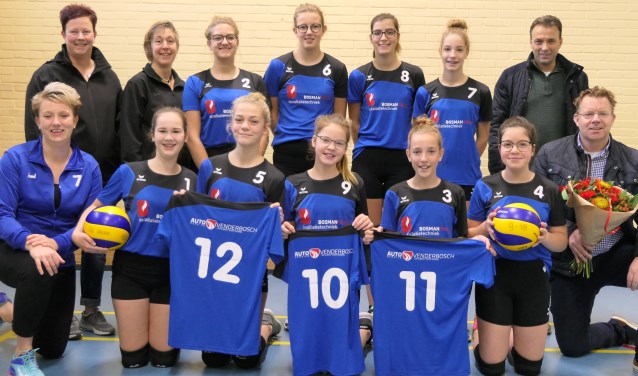 SV Halle volleybal meisjes C1 met hun sponsoren. Foto: Inge Vrieze