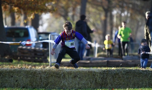 Pepe Wieberdink in actie bij een hindernis van de 1 kilometerwedstrijd. Foto: Nathan Posthumus