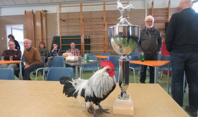 De winnaar met de H. Mol wisselbeker