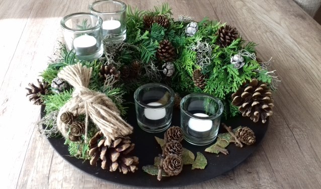 Tijdens de workshop maakt men een mooi tafelstuk. Foto: PR