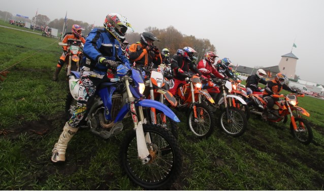 De rijders maken zich klaar voor vertrek. Foto: Henk Teerink
