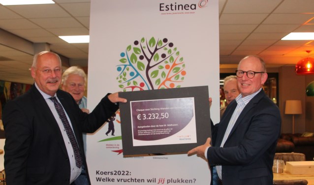 Martin Veldhuizen (links) overhandigt de cheque aan zijn opvolger Henk Hartemink. Op de achtergrond genieten medebestuursleden Nol Nijhoff (linksachter) en Theo Verhoeven mee. Foto: Lydia ter Welle