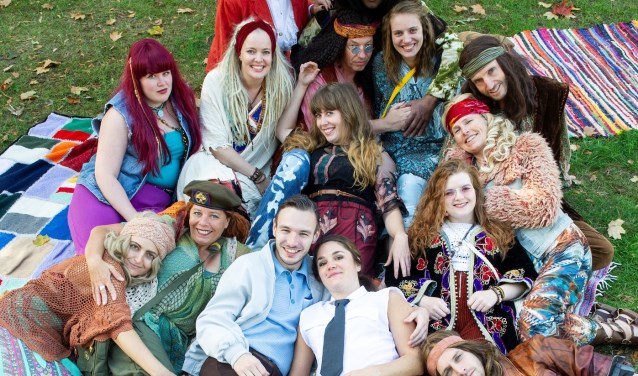 De cast van HAIR neemt de bezoekers mee terug in de tijd, naar de hippiecultuur van de jaren 60. Foto: Sanne Wevers