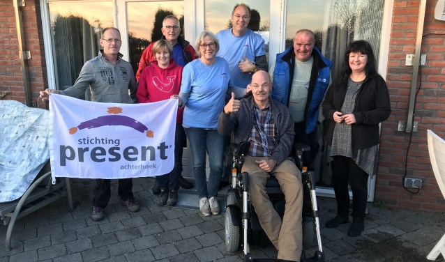 Vrijwilligers Dorpsraad helpen echtpaar met klussen. Foto: Present Bronckhorst
