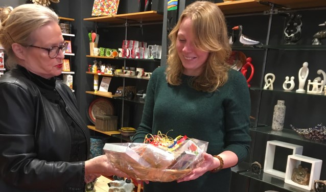De dochter van mevrouw Te Braack neemt de mand in ontvangst. Foto: PR