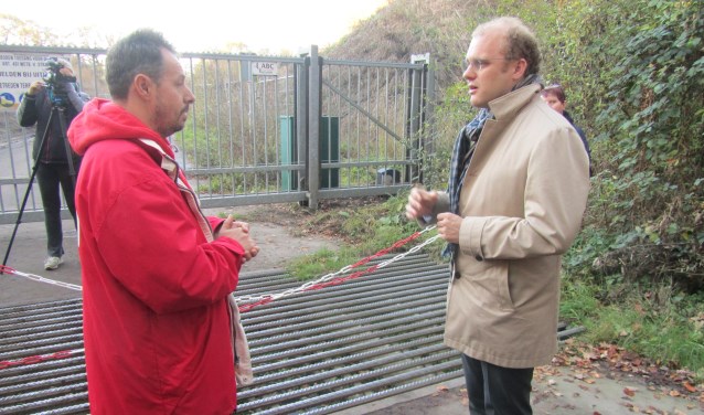 Burgemeester Bengevoord praat met actievoerder Raymond van der Laan. Foto: Bernhard Harfsterkamp