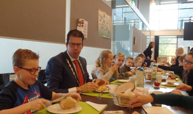 Luuk Kreeftenberg (l) was tijdens het 'Burgemeestersontbijt' druk in gesprek met burgemeester Joost van Oostrum. Foto: Jan Hendriksen