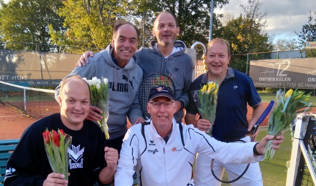Het kampioensteam HLTC Het Elderink Heren 1. Staand (v.l.n.r.): Paul Mokkink, Koos Bastiaansen en Derk-Jan Menkveld. Gehurkt: Maarten Hukker en Tonnie Lenselink. Foto: PR Het Elderink