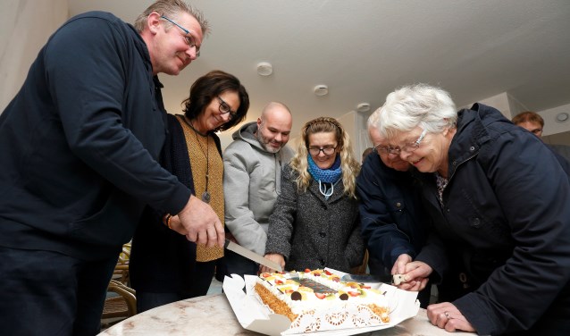 De terugkeer naar de Dahliastraat wordt gevierd met gebak. Foto: Hans Prinsen