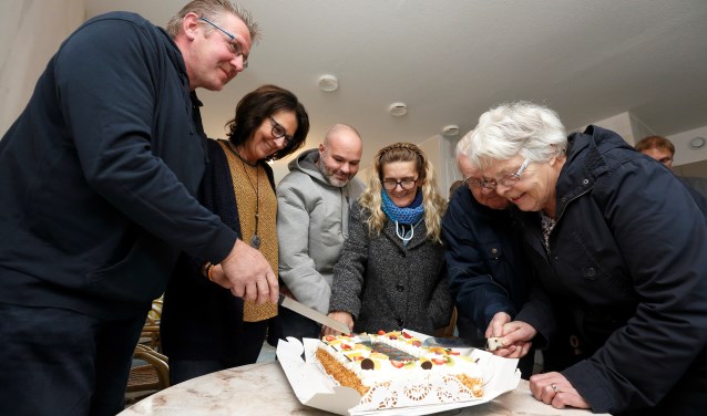 De terugkeer naar de Dahliastraat wordt gevierd met gebak. Foto: Hans Prinsen