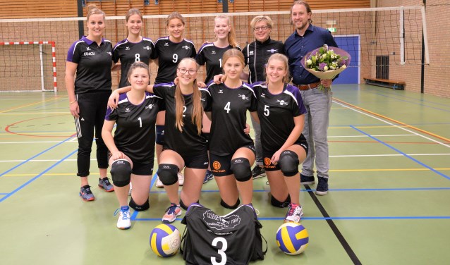 Focus meisjes A met sponsor Ronald Pelgrom. Foto: Gerrit Kempers