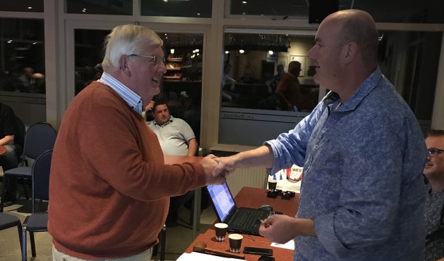 Wim Boom ontvangt de felicitaties van voorzitter Gerbert Smit. Foto: B. Stronks