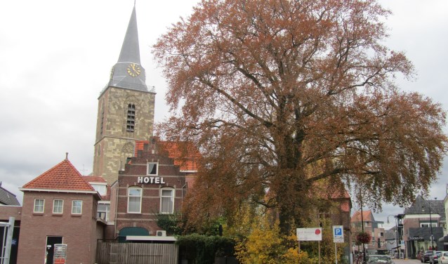 De toren van de kerk op de Markt wordt volgend jaar gerestaureerd. Foto: Bernhard Harfsterkamp