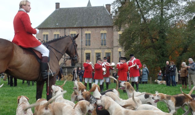 De Slipjacht werd bij Kasteel Vorden onder toeziend oog van de jagers, paarden en de honden door hoornblazers 'aangeblazen'. Foto: Jan Hendriksen