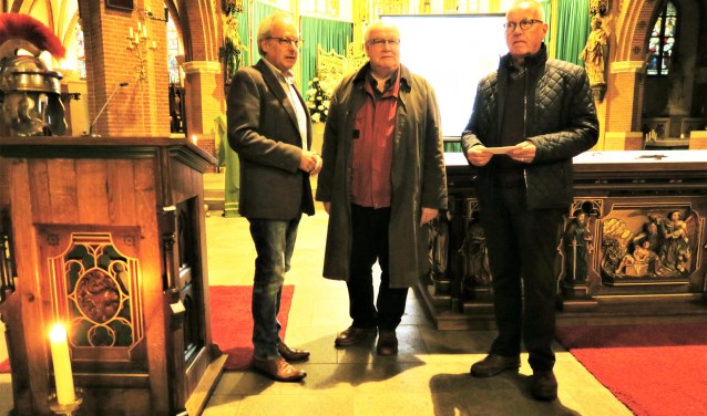 Peter Pothof (links) overhandigt de Sint Maartenprijs 2018 aan Jan Onnink en Gerard Bouwman. Foto: Theo Huijskes