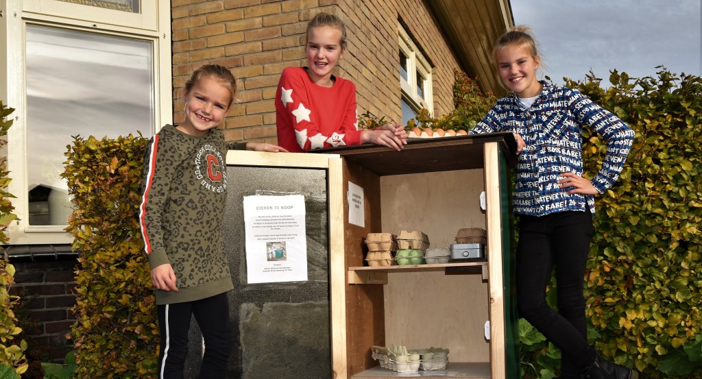 In de groene kast zetten de gezusters Reindsen elke morgen de eieren klaar voor de verkoop. Foto: Alice Rouwhorst