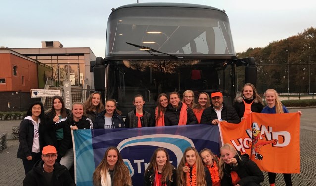 Trias meiden steunen de Oranje-leeuwinnen. Foto: FC Trias PR