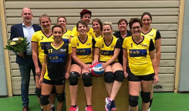 Morgana DVO Dames 5 met Accountant Marc Hiddink van Kab. Foto: PR