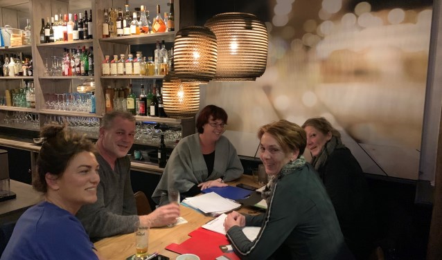 De organisatie (vanaf links met de klok mee: Mira Jansen, Robbin de Jong, Saskia ten Brinke, Corinne Suselbeek en Petra Ankersmit) zet de puntjes op de i voor het weekend van het Glazen Huis. Foto: Miriam Szalata