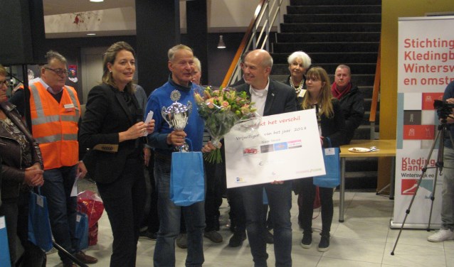 Günter Buhck kreeg de vrijwilligersprijs 2018 van de wethouders Saris en Aalderink. Foto: Bernhard Harfsterkamp