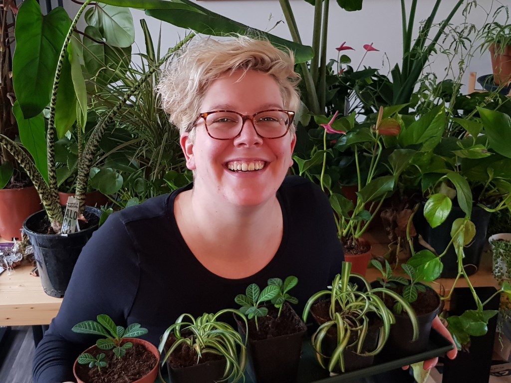 Maartje de Kort met een aantal gedoneerde stekjes. Foto: eigen foto