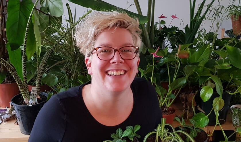 Maartje de Kort met een aantal gedoneerde stekjes. Foto: eigen foto
