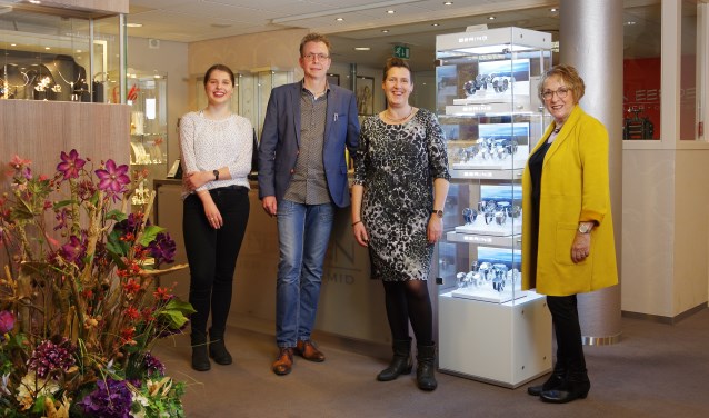 Het team van Van Eerden Goudsmid - Juwelier, met als tweede van links Marcel van Eerden. Foto: PR