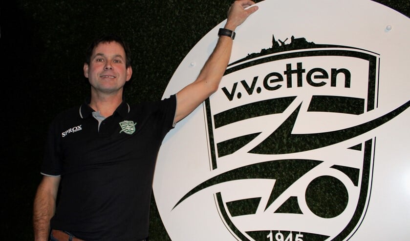 Etten-trainer Ruud Pastoor in de vernieuwde sportkantine op sportpark De Treffer. Foto: John van der Kamp