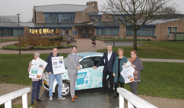 Van links naar rechts Betsie Weikamp, media-adviseur binnendienst, Niels Blikman, media-adviseur, burgemeester Joost van Oostrum, Achterhoek Nieuws-directeur Gerhard Weevers, Henny Roos, communicatie gemeente Berkelland en Lydia ter Welle, redacteur. Foto: Achterhoek Nieuws