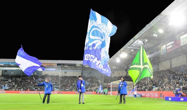 De vlaggen bij de vlaggenparade, zaterdag voor De Graafschap-PEC Zwolle, met rechts de Achterhoekse vlag. Foto: John Mokkink