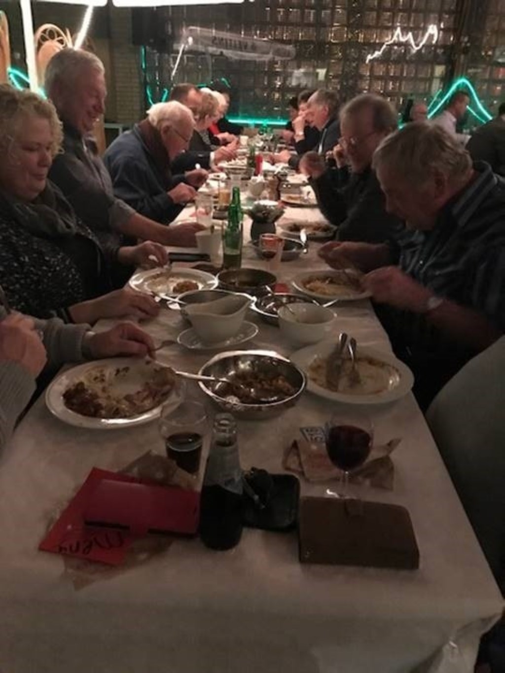 De dorpsbewoners aten samen. Foto: PR