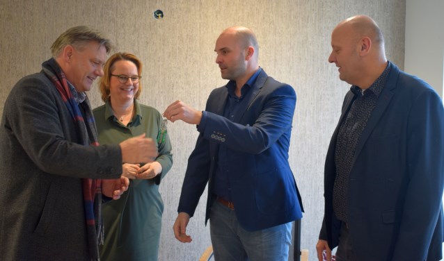 André Endeman, Ingeborg Meijer, Koen van Hal, van Klaassen Groep, en Jaap Spreij tijdens de sleuteloverdracht. Foto: Jeroen Garritsen