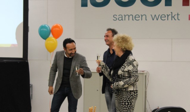 Eric Masela (directeur MAAK), Metin Durmus (directeur MVO) en Betty Talstra (algemeen directeur van Laborijn) toosten op het succes. Foto: Kristel te Bokkel