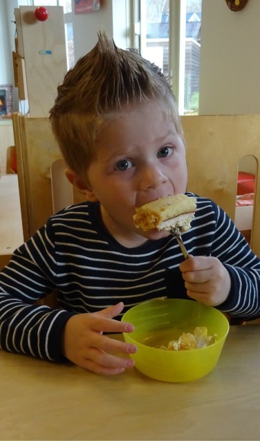 Smullen van slagroomtaart op de peuterspeelgroep. Foto: PR