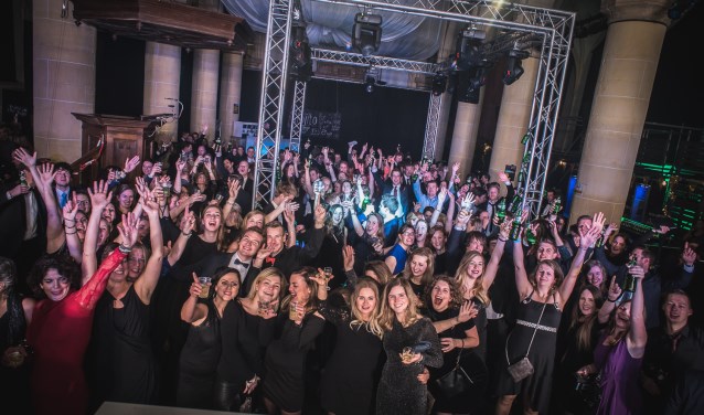 Veel feestende mensen op het Nieuwjaarsbal 2017. Foto: Lawrence Mooij