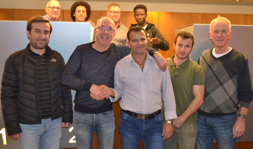 De sociale contacten doet niet alleen de asielzoekers goed, ook de Wenterse mannen hebben zich eraan verbonden. Foto: Leander Grooten