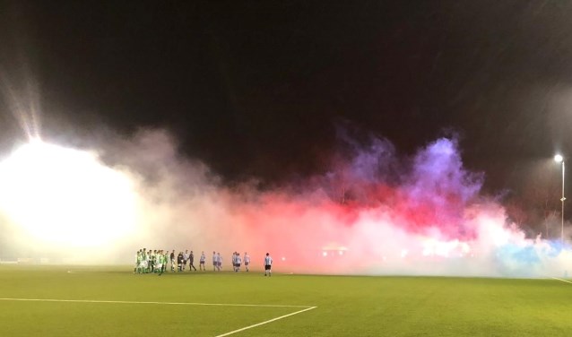 De wedstrijd begon wat later omdat er een mooie sfeeractie was geregeld door de supporters. Foto: K. Van Zuilenkom