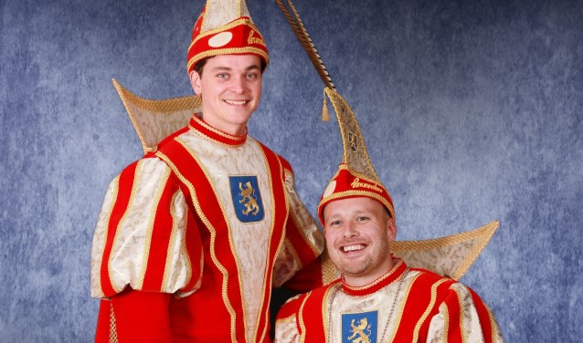 Zittend prins Ivo I en staand adjudant Mark van CV De Knunnekes tijdens de carnavalscampagne 2018-2019. Foto: PR CV De Knunnekes